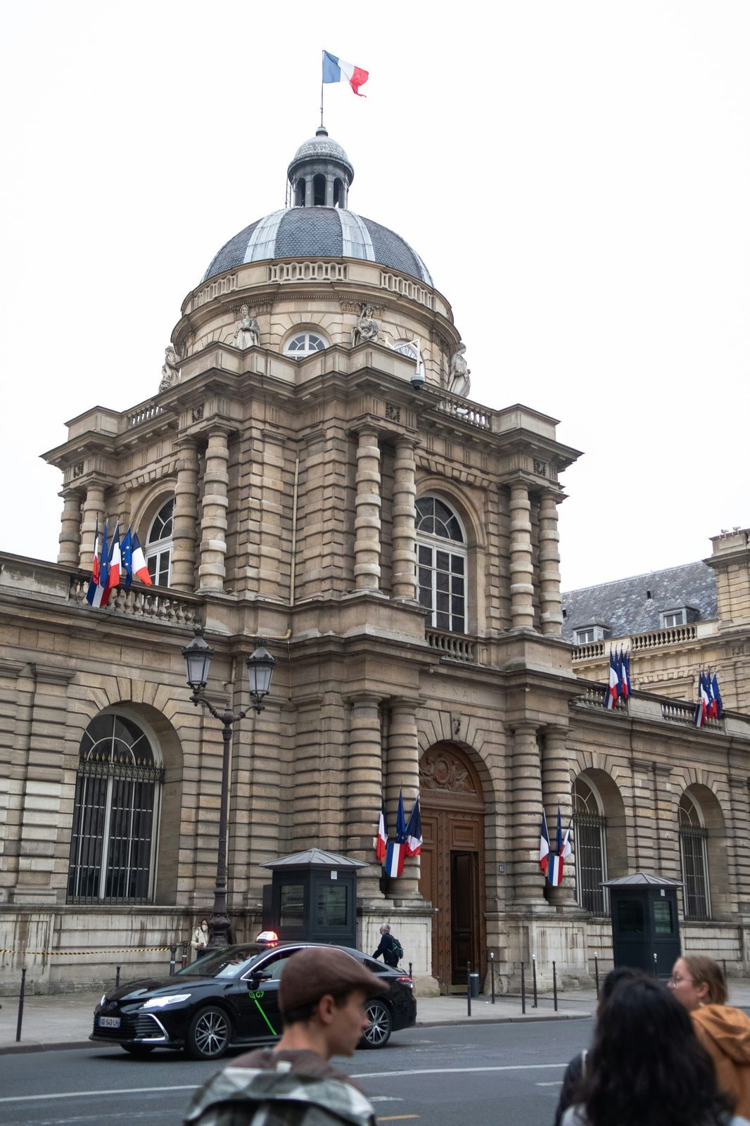 Le Sénat français, palais du Luxembourg, drapeaux français et européen