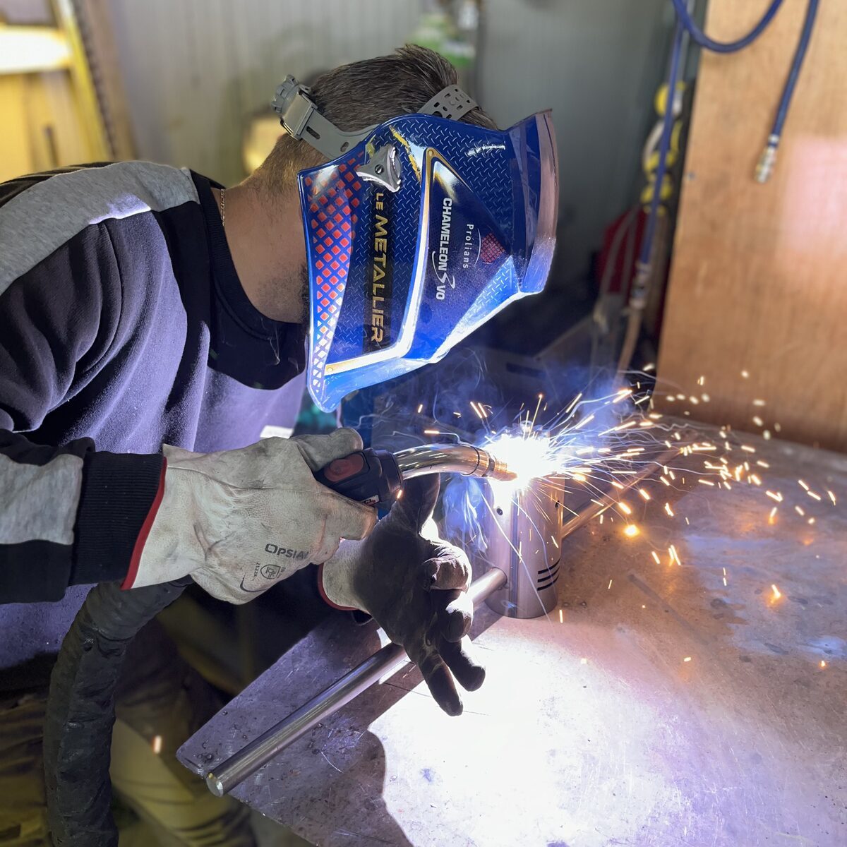 Meulage d'une pièce métallique pour un asbak Easy Premium dans l'atelier de la Somme